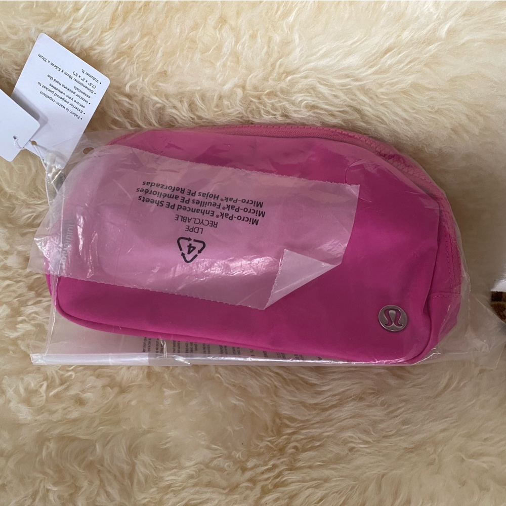 NWT lululemon everywhere belt bag sonic pink - Picture 3 of 4